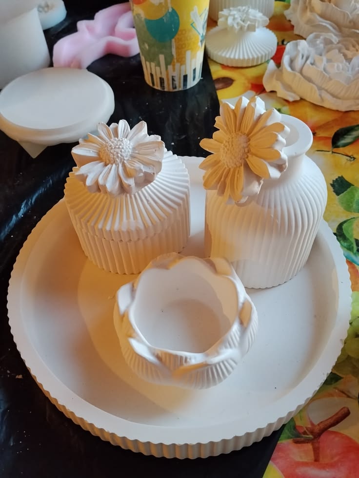 round plate+vase+mini jar with lid+louts flower