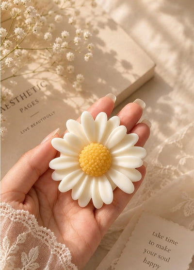 Daisy Bloom Candle